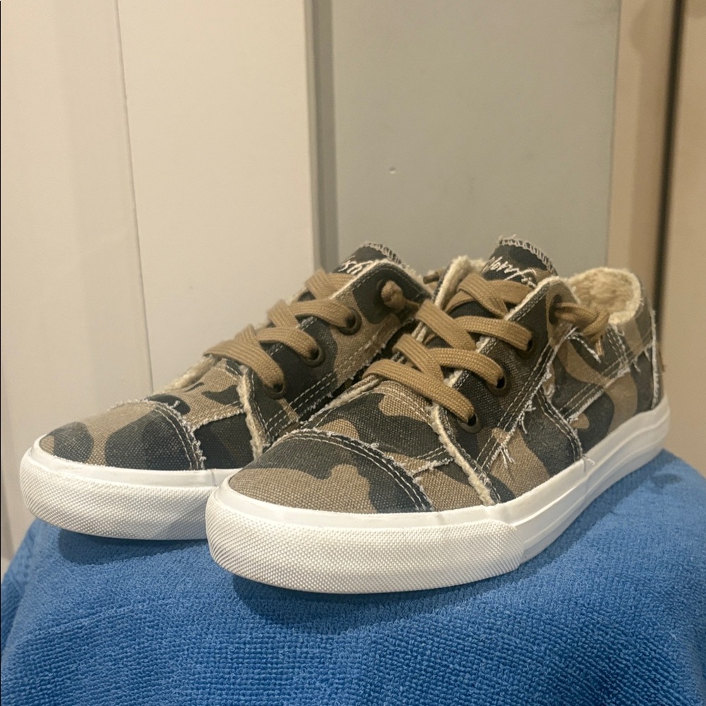 Women’s Blowfish Brown Camouflage Sneakers Size 10M